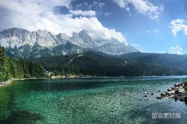 高清摄影 一片被树木和山峦环绕的湖泊，笼罩在阴云之中。