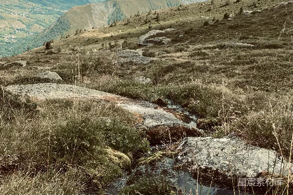 高清摄影 山间白天绿色的草地