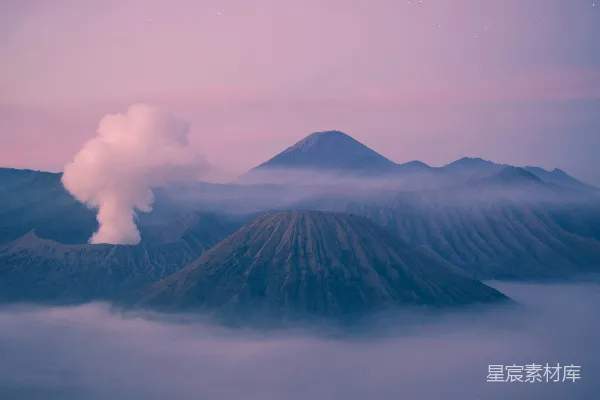 高清摄影 云环绕的山峰