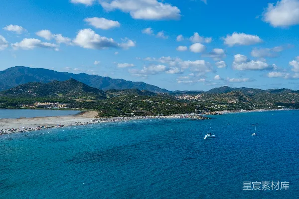 高清摄影 海滩上的人们在白天