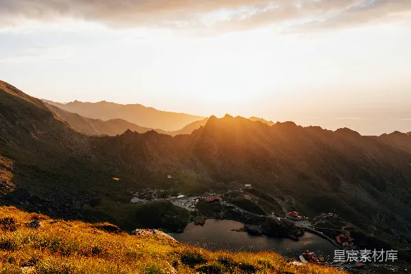 高清摄影 一条河流穿过山谷