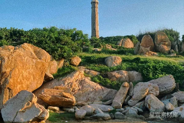 高清摄影 山顶上一座灯塔靠近一片水域