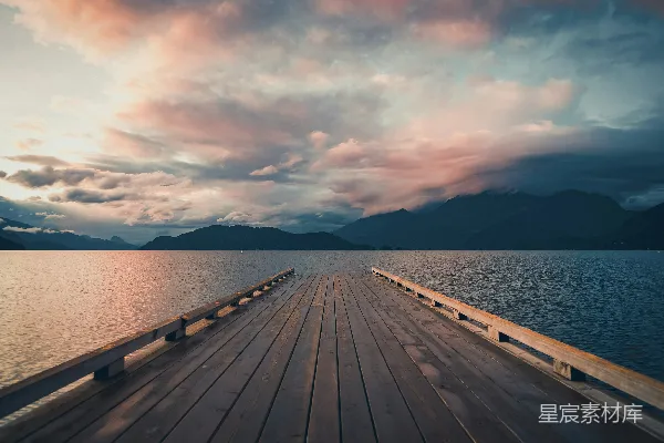 高清摄影 棕色木制码头在云层覆盖的晴天海上 daytime brown wooden dock on sea under cloudy sky