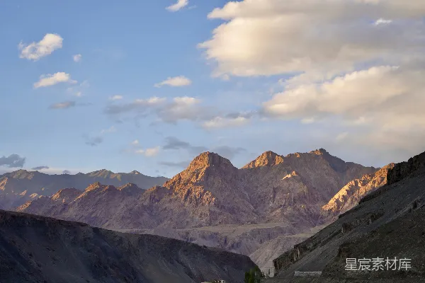 高清摄影 山峦的一角，天空为背景的景象