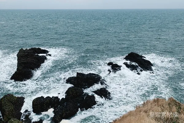 高清摄影 浪花拍打在岩石和岸边