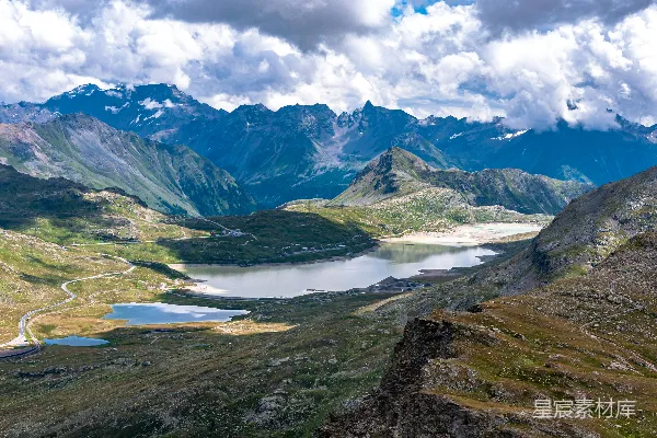 高清摄影 前景为湖泊的一座山脉全景