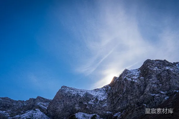 高清摄影 覆盖着白雪的山峦在蓝天之下
