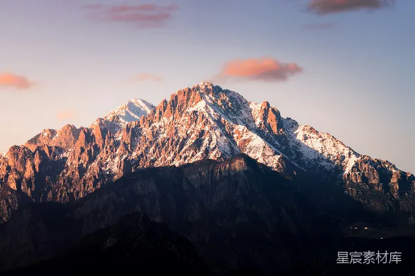 高清摄影 背景是粉色天空的雪山覆雪
