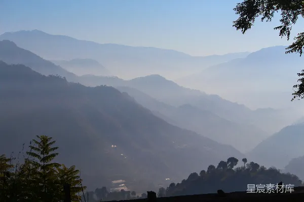 高清摄影 白天绿树与青山