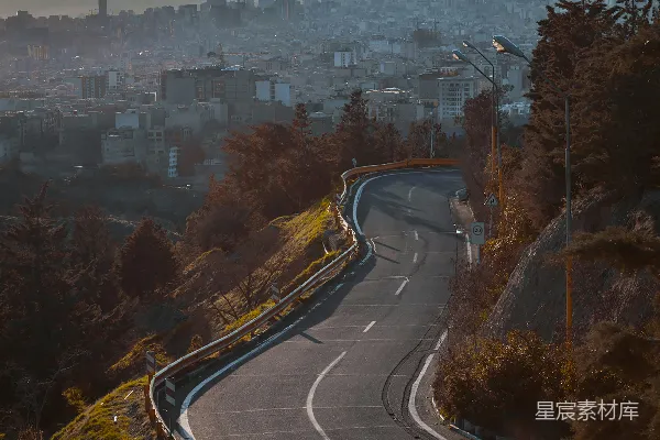 高清摄影 白天树木之间的道路上的空中俯视图