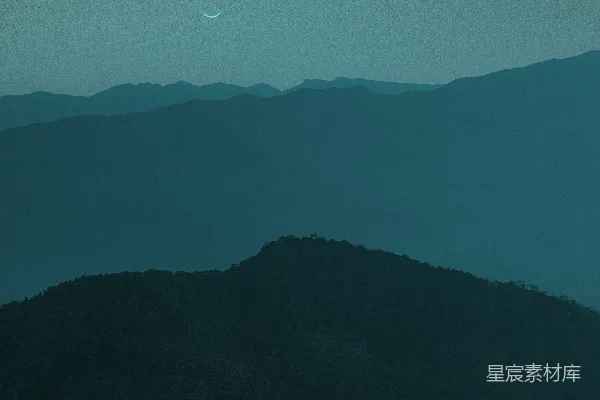 高清摄影 夜晚山的轮廓在蓝天中显现