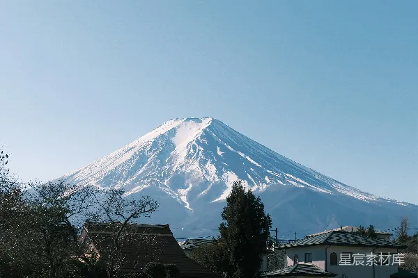 高清摄影 火车轨道旁雪山覆雪的一瞥