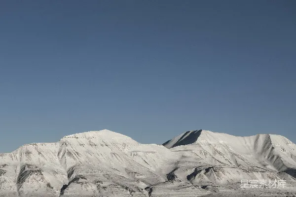 高清摄影 白雪覆盖的山峰与蓝天