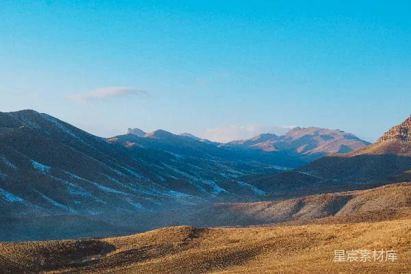 高清摄影 白天绿山、褐山和蓝天的景象