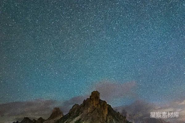 高清摄影 绿草 fields 和 山 间 星空 下