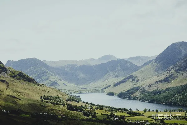 高清摄影 一幅湖周围被山环绕的美景