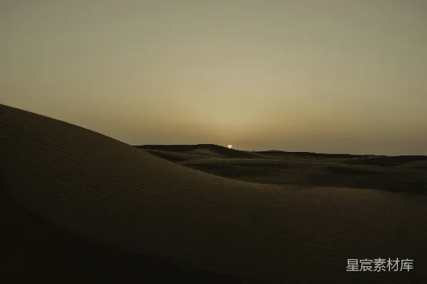 高清摄影 远处的沙丘上太阳正在落下