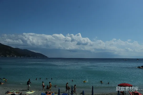 高清摄影 背景中有山和人的海滩