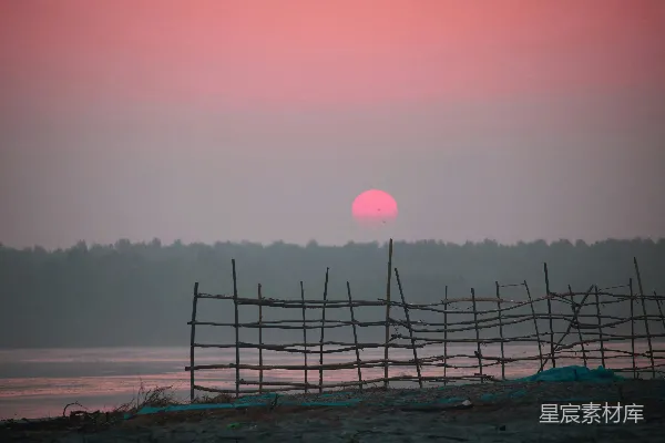 高清摄影 夕阳落下在一片水域之上