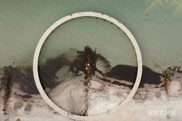 高清摄影 水面上一个圆形物体的空中俯视图