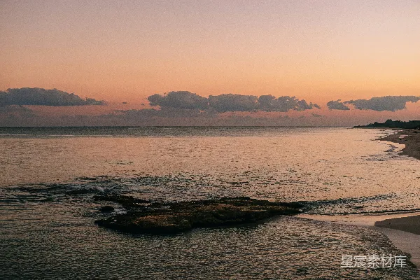 高清摄影 夕阳下的棕色岩石 Formation 在海边