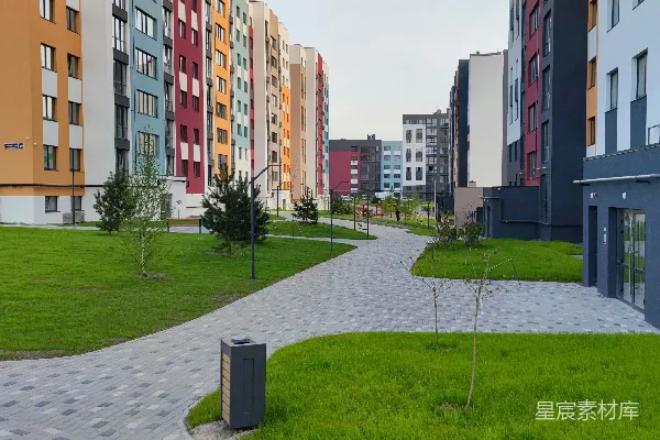 高清摄影 草坪中两栋建筑之间的步行道