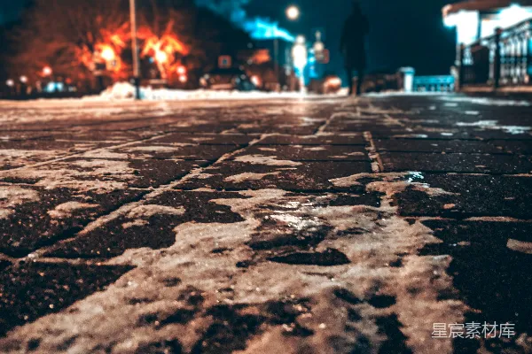 高清摄影 夜晚有水滴的棕色混凝土路