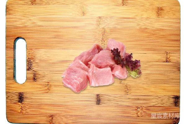 元素素材 切好的猪肉放在砧板上