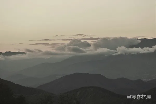 高清摄影 山峦之间的云彩美景