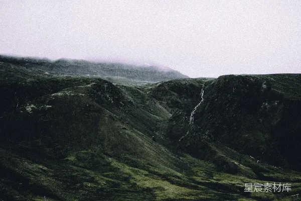 高清摄影 背景有一座小山峰。