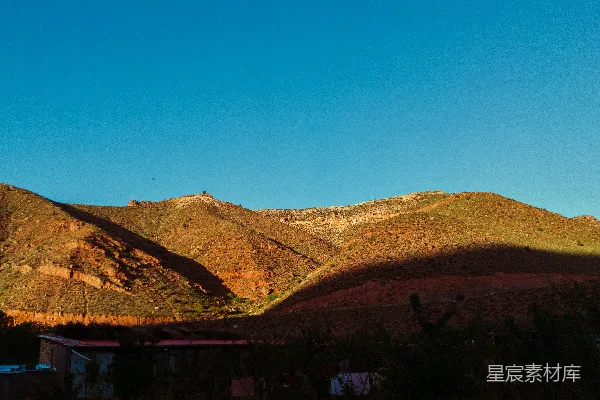 高清摄影 山峦中一座房屋的远景