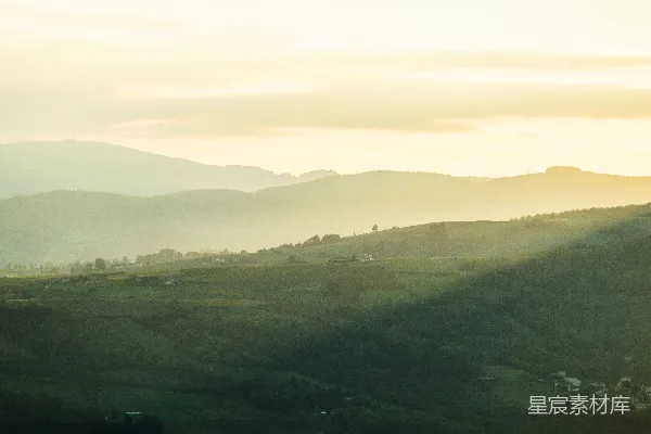 高清摄影 山谷中背景是山脉的一处风景。