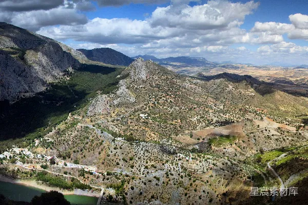 高清摄影 山谷中的美景，背景是山脉。