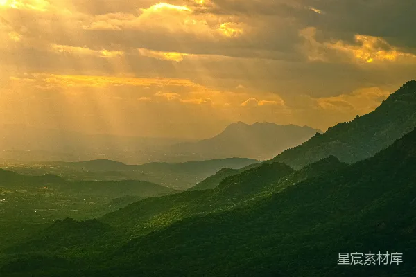 高清摄影 白云下的绿山在白天