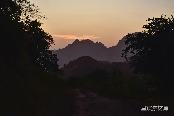高清摄影 背景中有树和山的小路