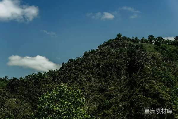 高清摄影 山顶有树木的山峰