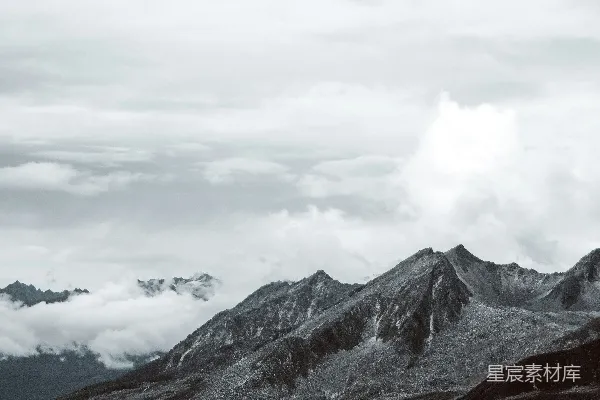高清摄影 一张黑白照片中的山峦范围