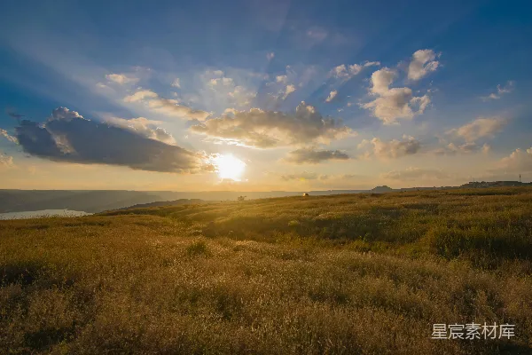 高清摄影 夕阳西下在一片草地上。
