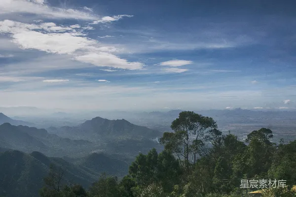高清摄影 山中绿树蓝天映昼时