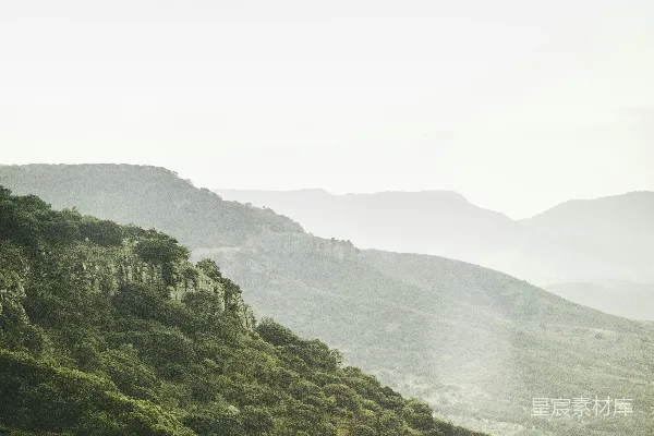 高清摄影 一幅阳光明媚时翠绿山坡的景象