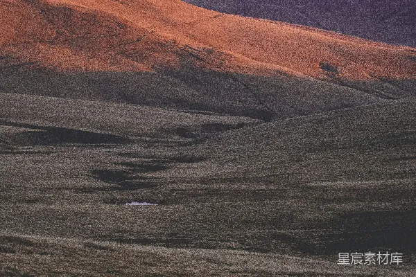 高清摄影 远处有一条山脉和几座小山丘。