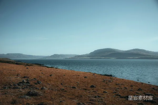 高清摄影 岩石嶙峋的海边背景是水面