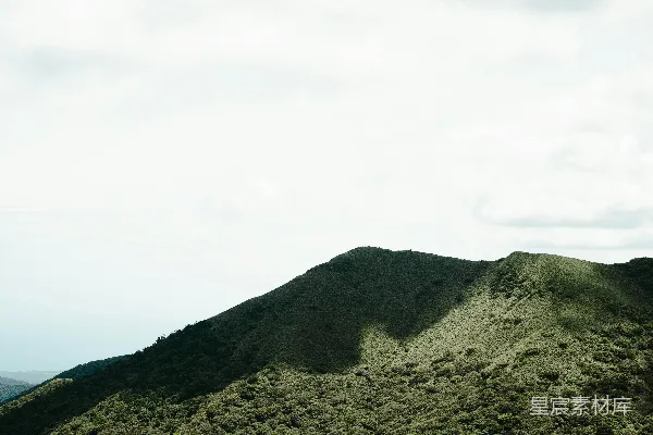 高清摄影 一片草地上的云雾缭绕的山丘