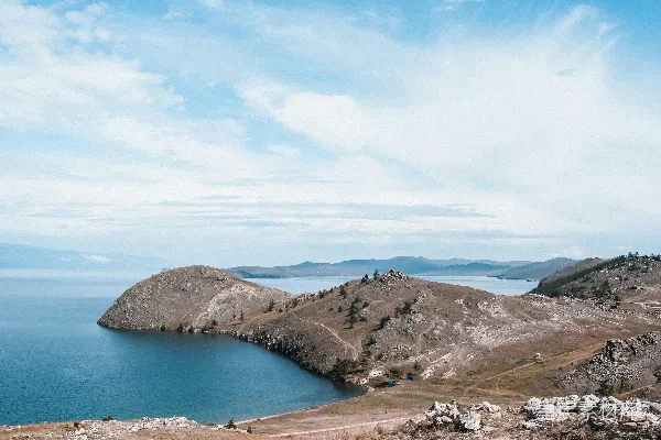 高清摄影 一片岩石嶙峋的海滩，背景是水面。