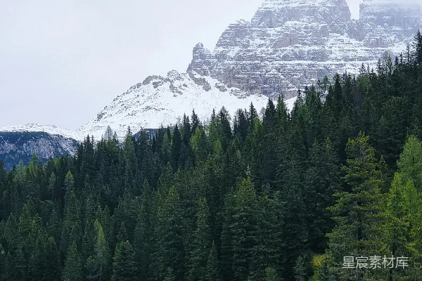 高清摄影 山背景下的一湖水
