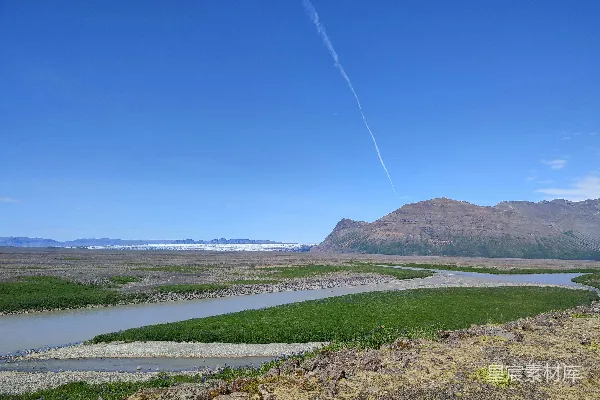 高清摄影 一条河流穿过一片翠绿的乡村 countryside 替换为“田园”，更符合中文表达习惯。最终翻译：一条河流穿过一片翠绿的田园。