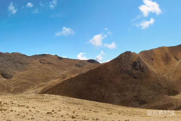 高清摄影 一幅山水图，有山峦和蓝天。