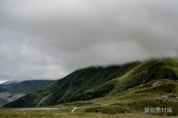 高清摄影 山中有一条路穿过它的一座绿山